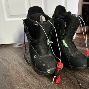 Snowboard boots